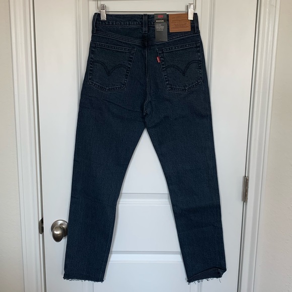 Levi’s wedgie fit premium high rise jean in black and blue wash - Picture 9 of 12